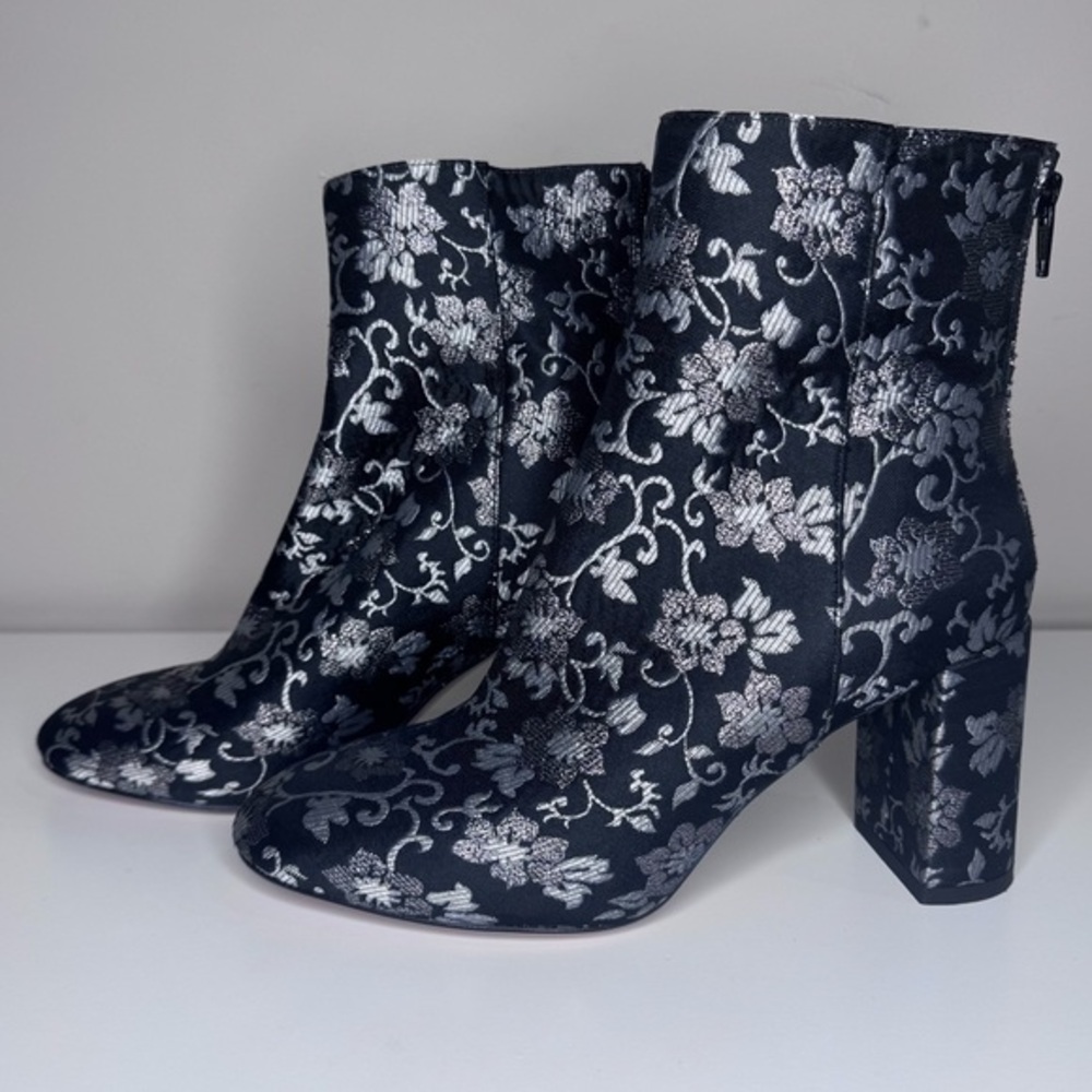 Lewit Lanzo Embroidered Floral Booties